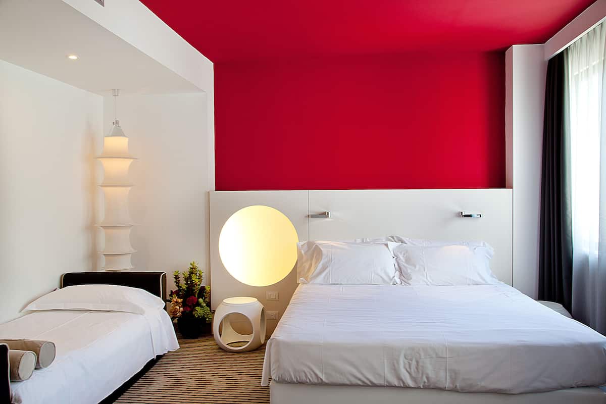 Habitació triple superior | Minibar, caixa forta a l'habitació, escriptori i cortines opaques