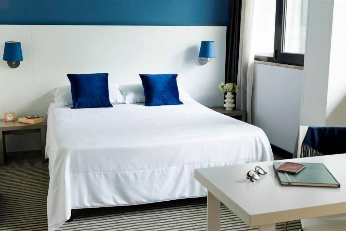 Minibar, caixa forta a l'habitació, escriptori i cortines opaques
