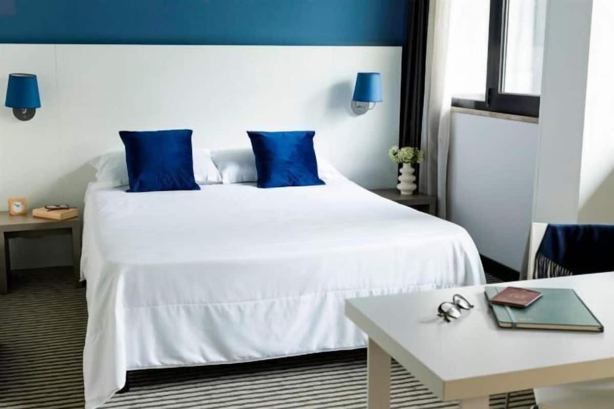 Minibar, coffres-forts dans les chambres, bureau, rideaux occultants