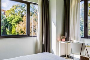 Minibar, caja fuerte, escritorio y cortinas opacas
