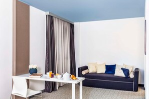 Minibar, värdeförvaringsskåp på rummet och skrivbord