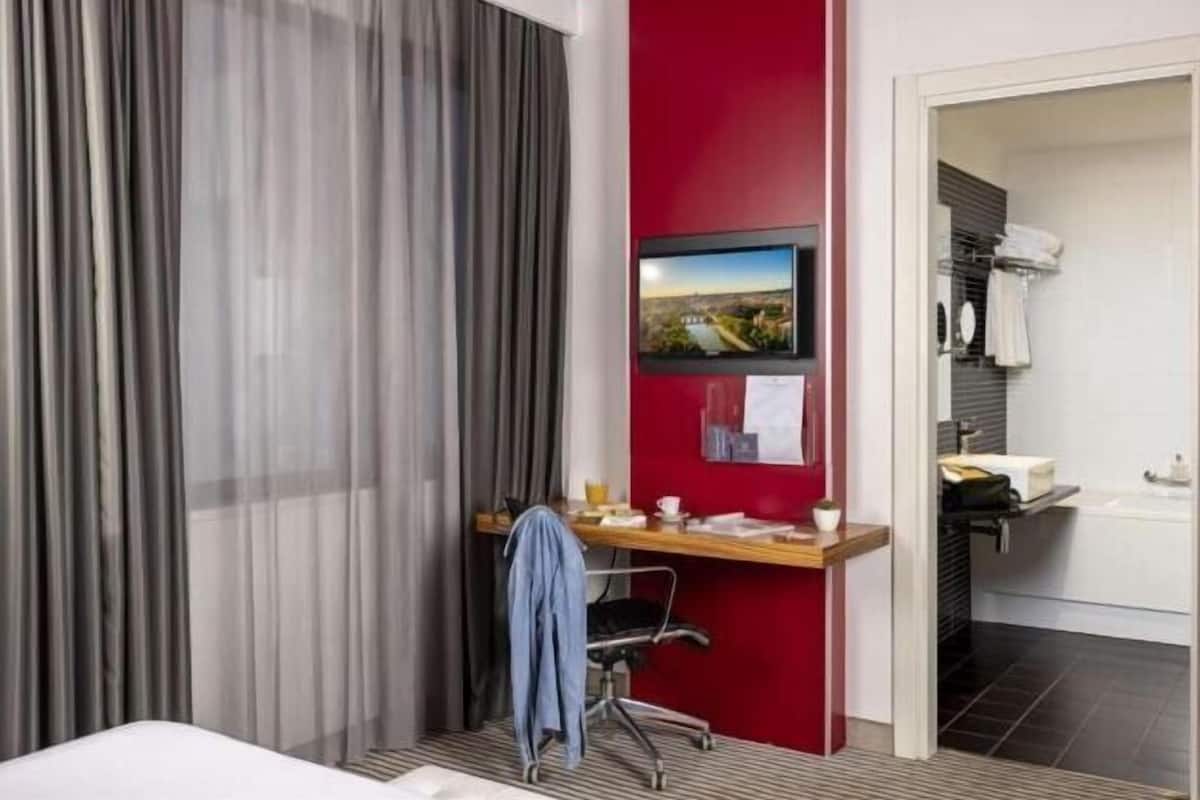 Een minibar, een kluis op de kamer, een bureau, verduisterende gordijnen