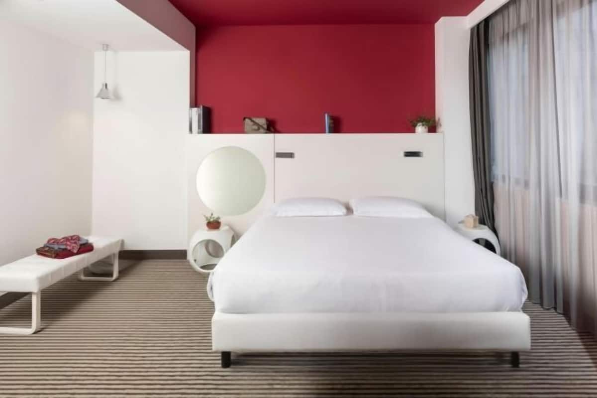 Minibar, coffres-forts dans les chambres, bureau, rideaux occultants