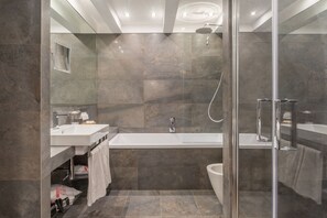 Studio Ville, dans l’édifice annexe (Via Margutta, 33) | Salle de bain | Articles de toilette (gratuits), séchoir à cheveux, pantoufles, bidet