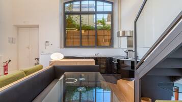 City studio, bijgebouw (Via Margutta, 33) | Woonkamer | Een 26-inch lcd-televisie met satellietzenders en televisie