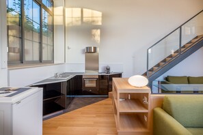 Estudio urbano, en edificio contiguo (Via Margutta, 33) | Cocina privada | Refrigerador, cafetera de espresso y tetera eléctrica 
