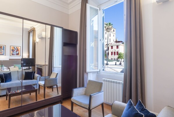 Tremannsrom – deluxe, byutsikt | Safe på rommet, skrivebord, lydisolert og strykejern/-brett