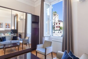 Deluxe-Dreibettzimmer, Stadtblick | Zimmersafe, Schreibtisch, schallisolierte Zimmer, Bügeleisen/Bügelbrett
