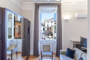Habitación triple Deluxe, vista a la ciudad | Vista desde la habitación