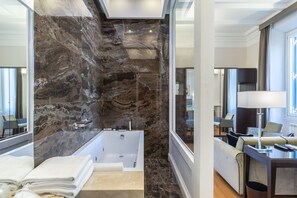 Chambre Triple Deluxe, vue ville | Bain à remous privé