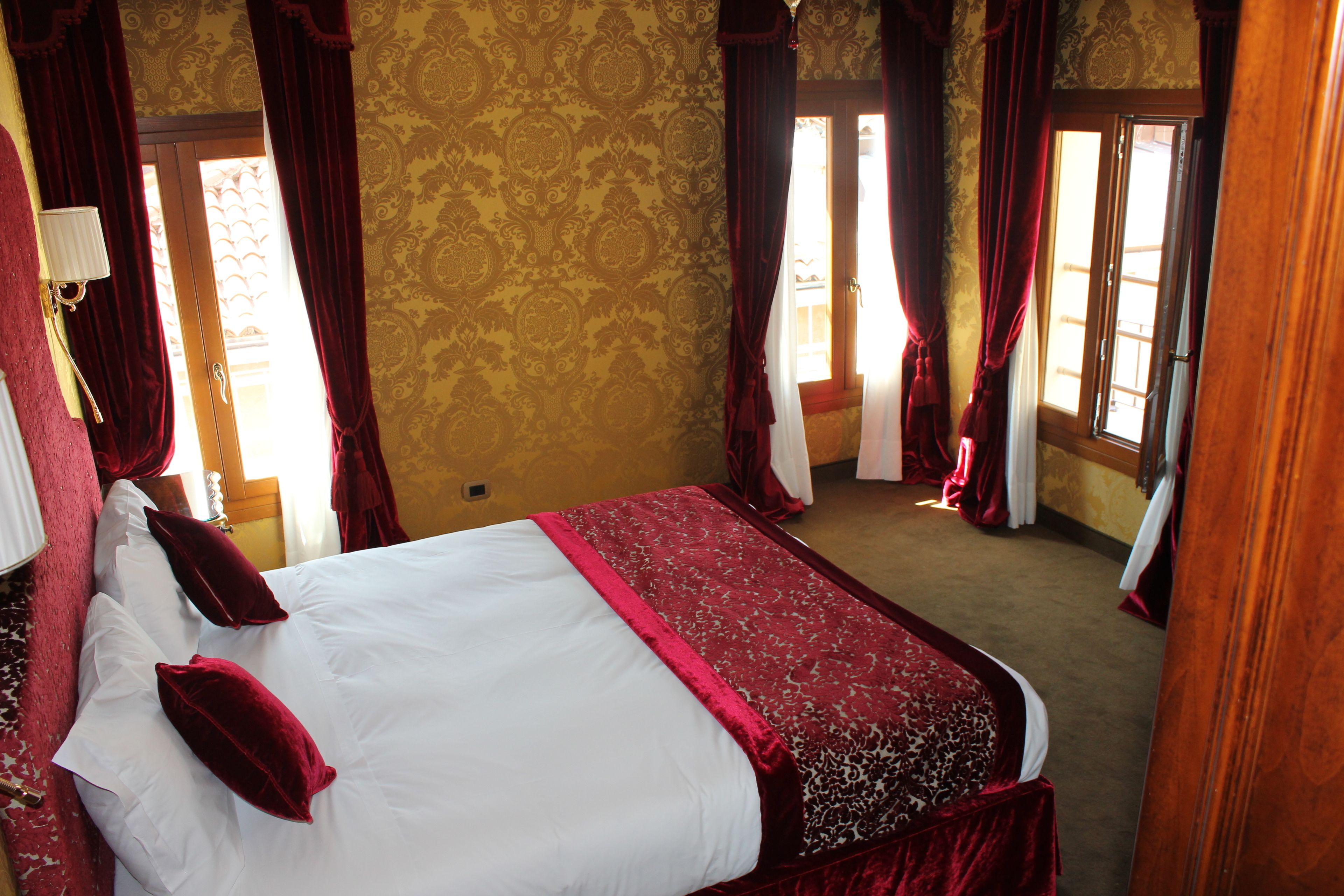 Superior Double or Twin Room, 1 Bedroom | Down duvets, in-room safe, desk, soundproofing
