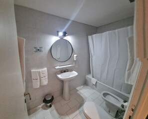 Deep-soaking bathtub, rainfall showerhead, free toiletries, hair dryer - Regis Orho Hotel (Buenos Aires)