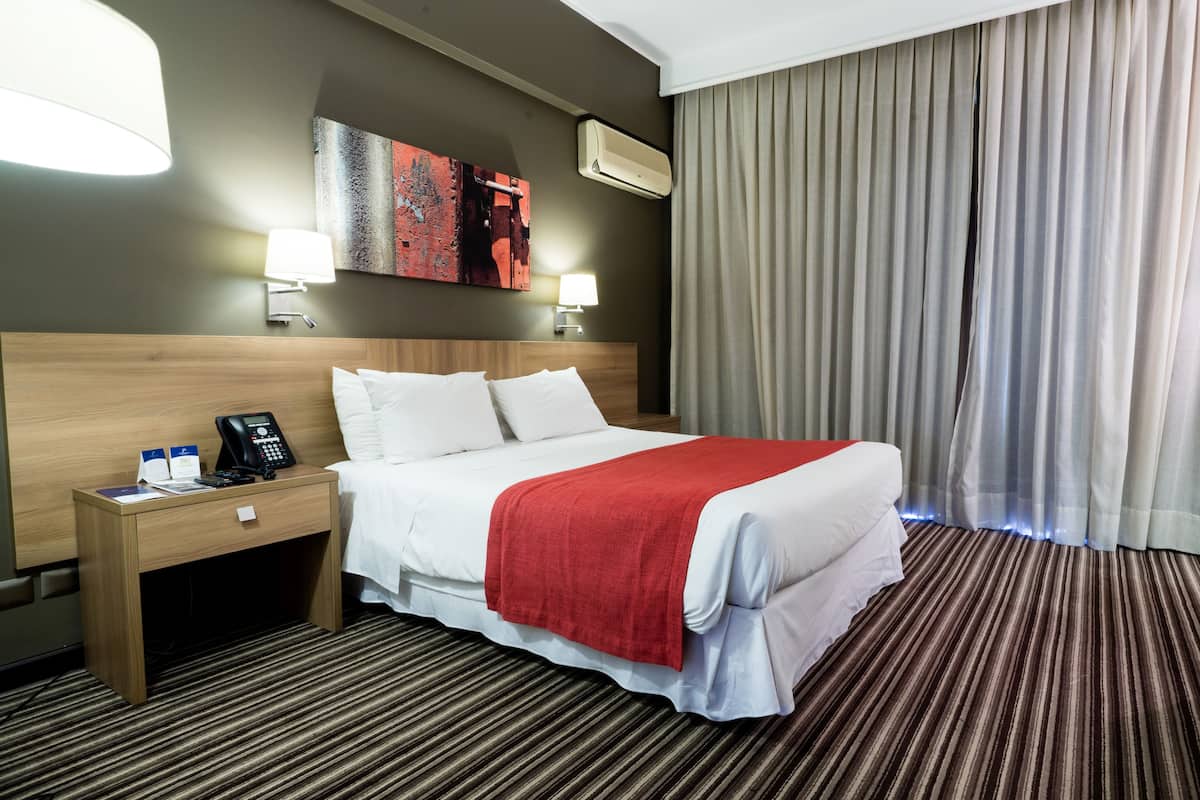 Minibar, coffres-forts dans les chambres, bureau, rideaux occultants