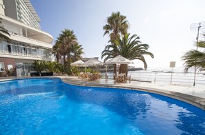 Outdoor pool, pool loungers - Hotel Antofagasta (Antofagasta)