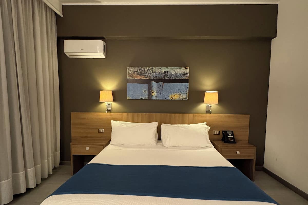 Chambre, 1 lit double, vue mer | Minibar, coffres-forts dans les chambres, bureau, rideaux occultants