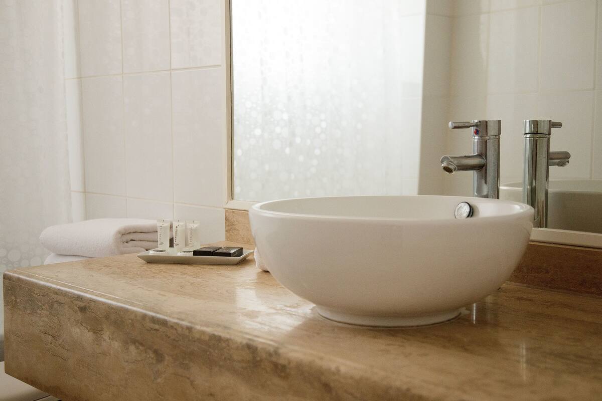 combined shower/bathtub, hair dryer, towels