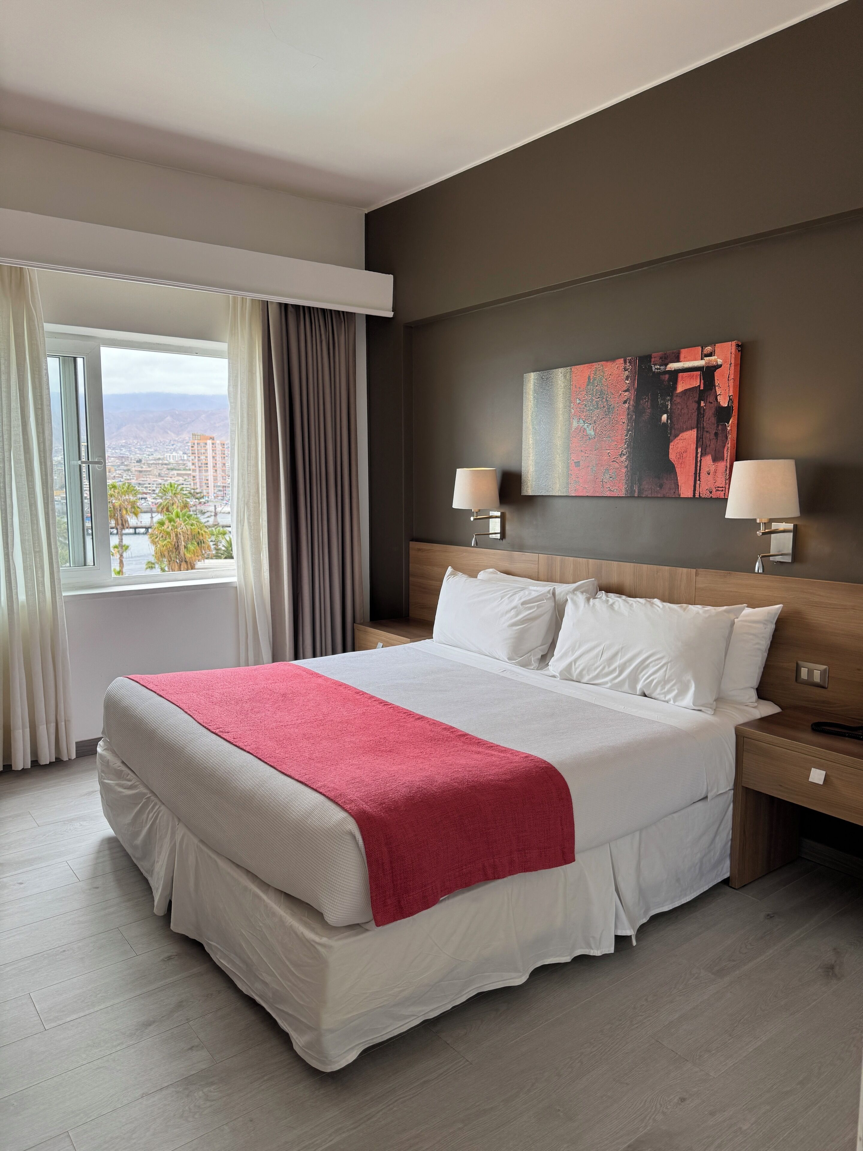 Minibar, caja de seguridad en la habitación y escritorio 