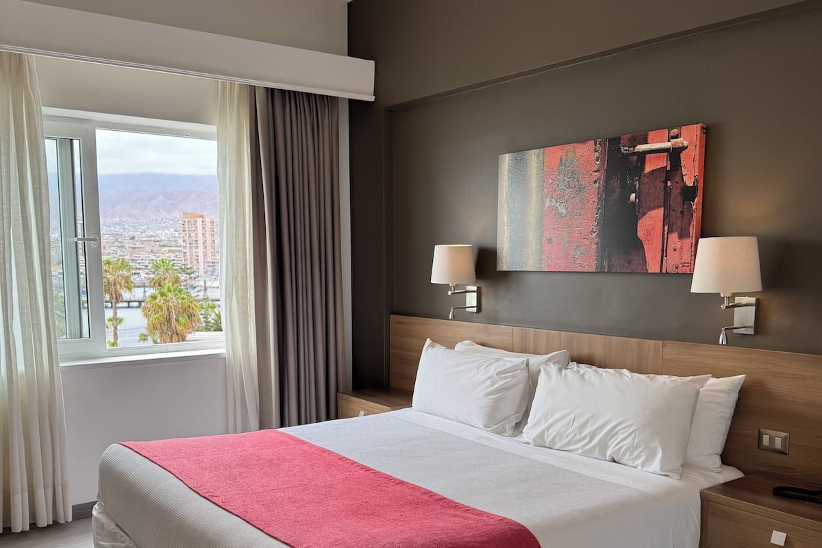 Room, 1 Double Bed, Sea View | Minibar, in-room safe, desk, blackout drapes