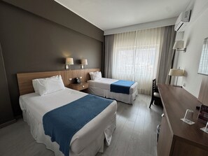 Room, 2 Single Beds, City View | Minibar, in-room safe, desk, blackout curtains - Hotel Antofagasta (Antofagasta)