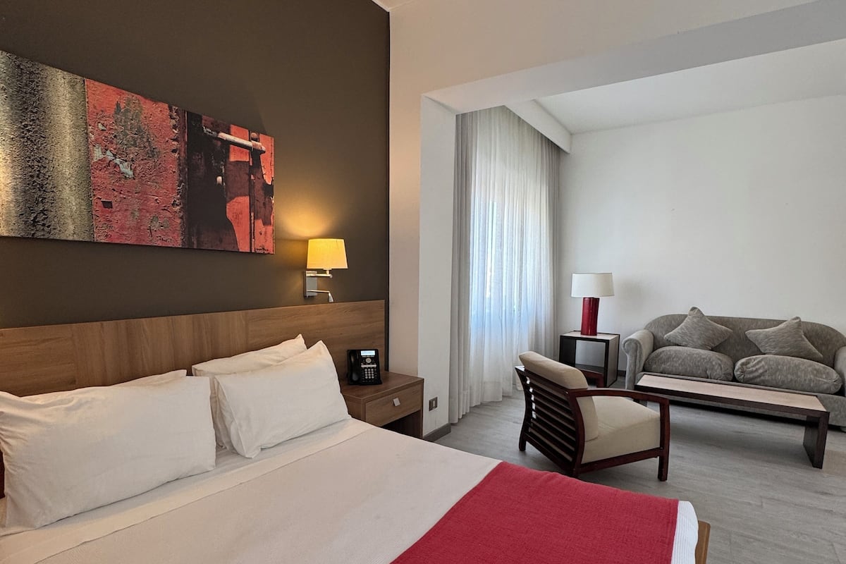 Premium Room, 1 King Bed, Sea View | Minibar, in-room safe, desk, blackout drapes