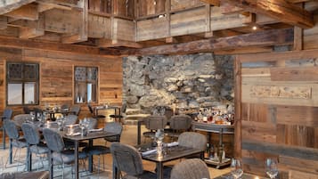 2 restaurants, lunch, dinner served; French cuisine