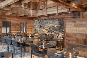 2 restaurants, lunch, dinner served; French cuisine 