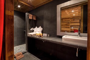 Standard Double Room | Bathroom | Separate tub and shower, jetted tub, designer toiletries, hair dryer