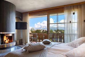Open Suite | Premium bedding, minibar, in-room safe, desk - Hostellerie du Pas de L'Ours Relais et Chateaux (Lens)