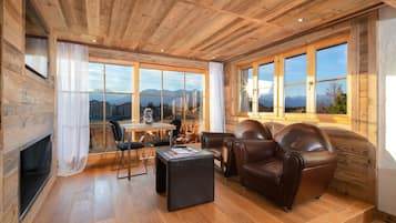 Junior Suite | 1 bedroom, premium bedding, minibar, in-room safe