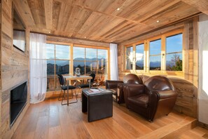 Junior Suite | 1 bedroom, premium bedding, minibar, in-room safe