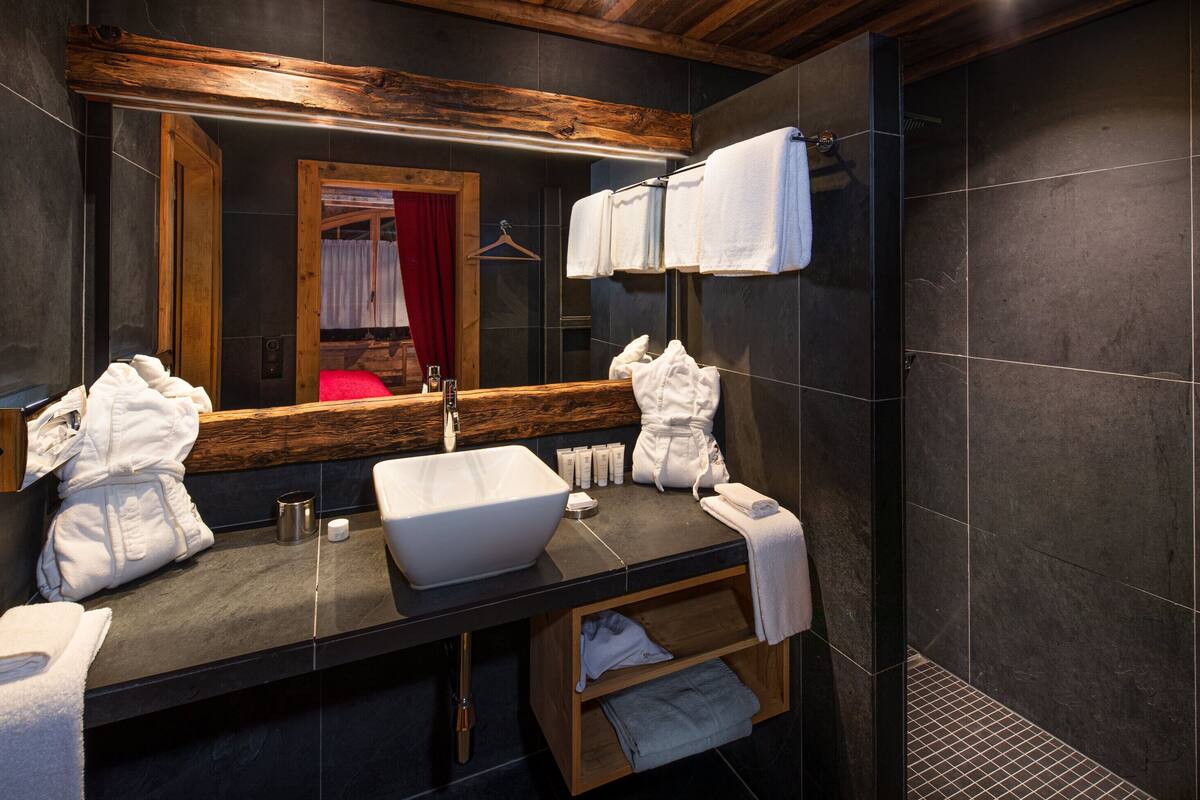 suite des ours | bathroom | separate bathtub and shower, jetted bath, designer toiletries