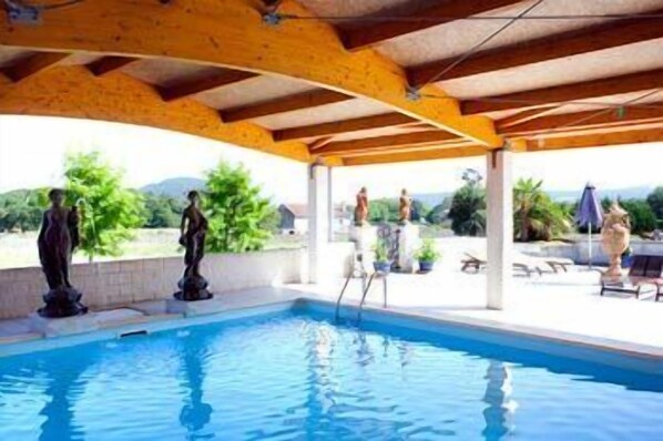 Indoor pool, seasonal outdoor pool, pool loungers