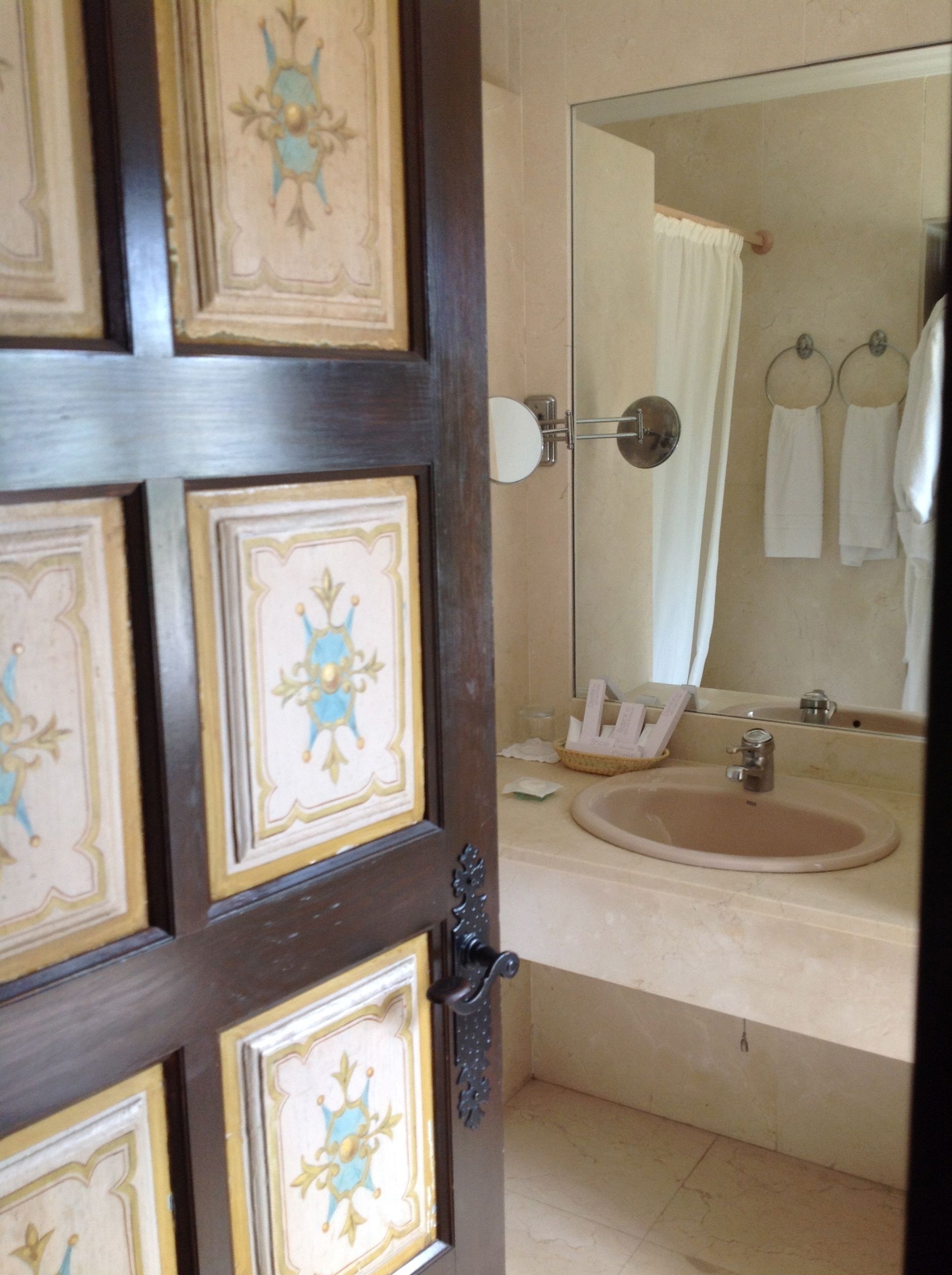 standard double room | bathroom | bathtub, hydromassage showerhead, free toiletries, hair dryer