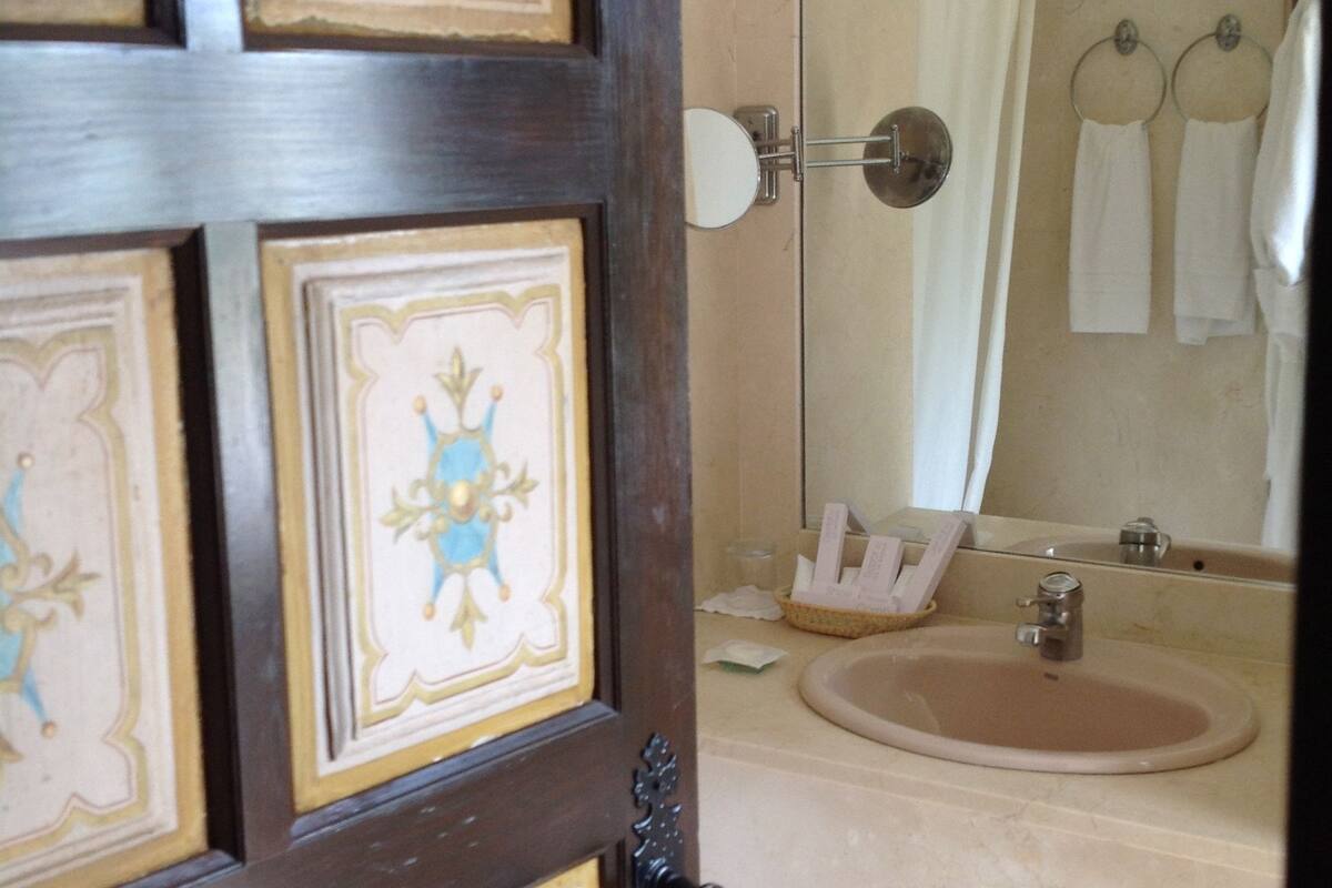 standard double room | bathroom | bathtub, hydromassage showerhead, free toiletries, hair dryer