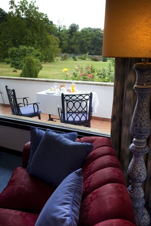 Suite | Minibar, safe på rommet, skrivebord og skrivebord for bærbar PC