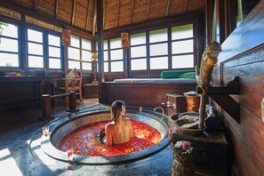 Kamar Standar, pemandangan kebun (Rejang Suite) | Kamar mandi | Kombinasi shower/bathtub, pancuran hujan,  dan perlengkapan mandi gratis