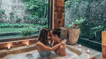 Dedari Suite with Private Pool | Badkamer | Gratis toiletartikelen, een haardroger, badjassen, pantoffels