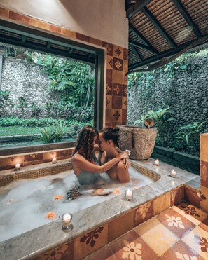 Kamar, kolam renang pribadi (Dedari Suite) | Kamar mandi | Kombinasi shower/bathtub, pancuran hujan,  dan perlengkapan mandi gratis