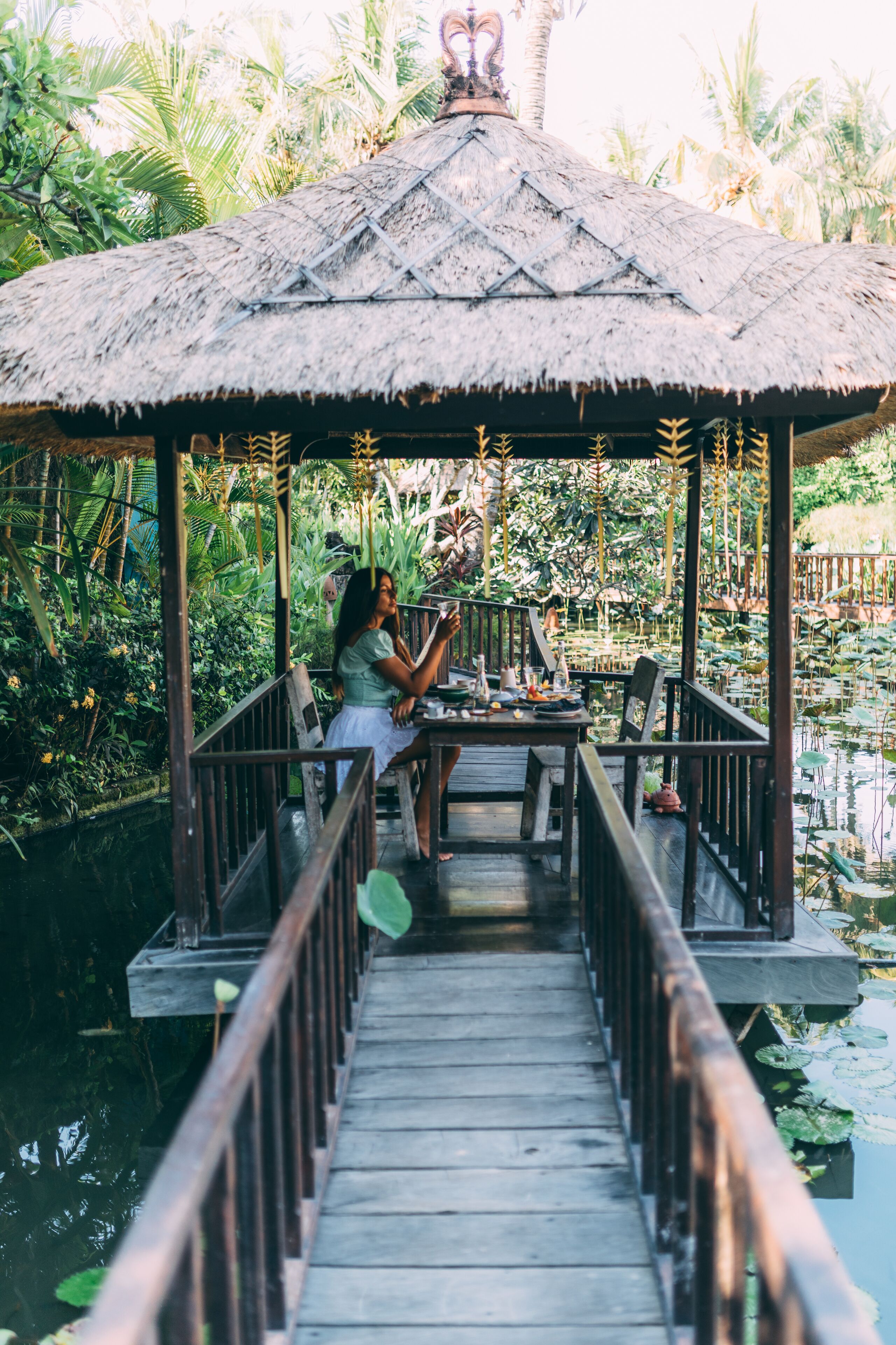 5 restaurants, breakfast, lunch, dinner served; international cuisine 