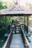 5 restaurants, breakfast, lunch, dinner served; international cuisine 