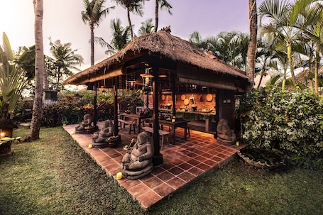 5 restaurants, breakfast, lunch, dinner served; international cuisine