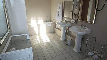 Chambre Confort | Salle de bain | Articles de toilette gratuits, sèche-cheveux, peignoirs, chaussons