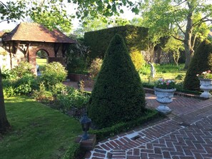Property grounds - Château de Montreuil (Montreuil-sur-Mer)
