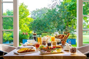 Serveert lunch, diner, Franse gerechten, uitzicht op de tuin 