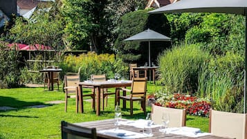 Déjeuner et dîner servis sur place, vue sur le jardin 