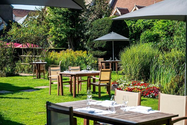 Dîner et souper servis sur place, cuisine française, vue sur le jardin 