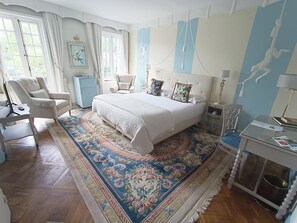 Comfort Room | Premium bedding, minibar, in-room safe, individually decorated - Château de Montreuil (Montreuil-sur-Mer)
