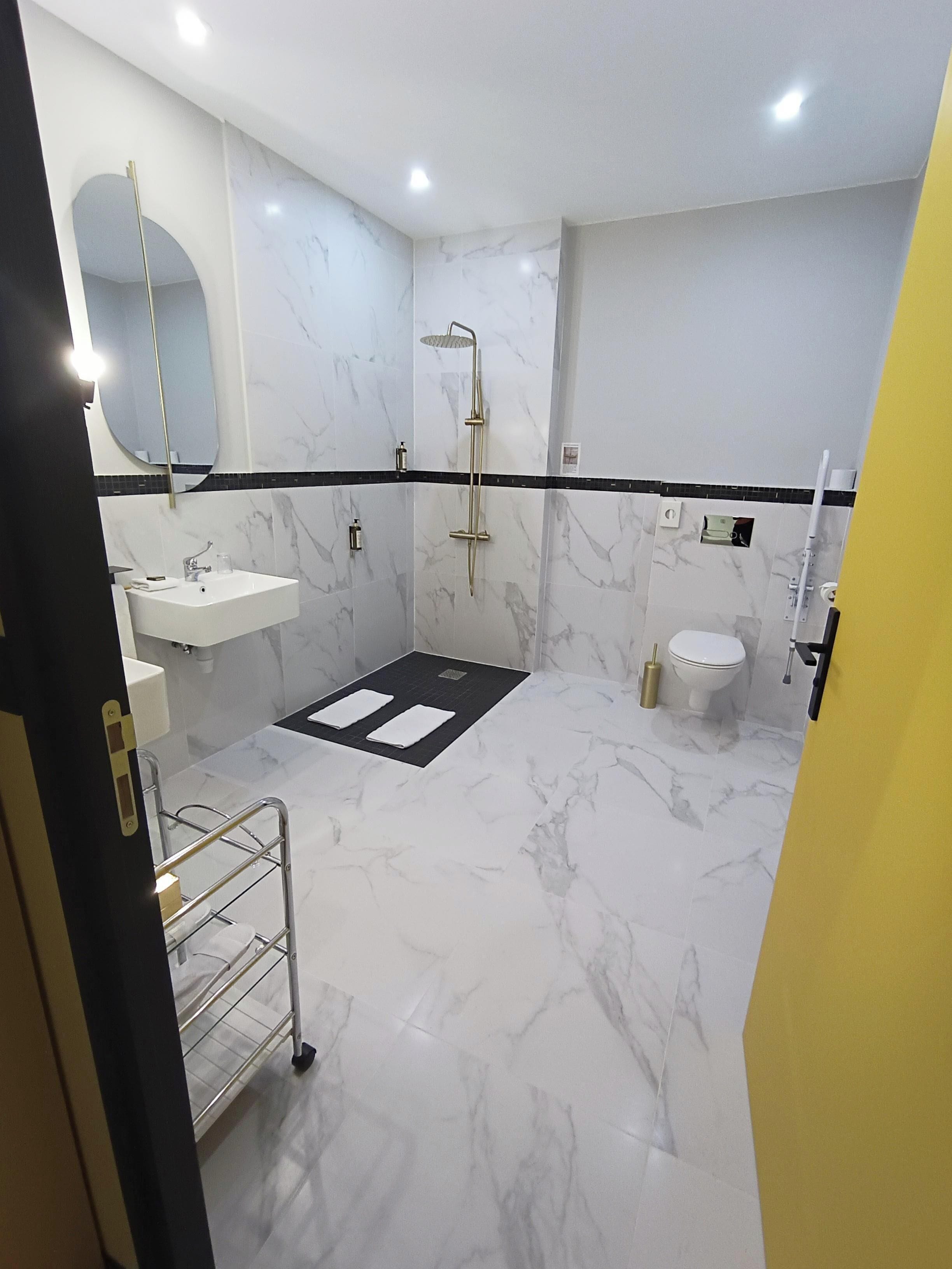 standard room | bathroom | free toiletries, hair dryer, bathrobes, slippers