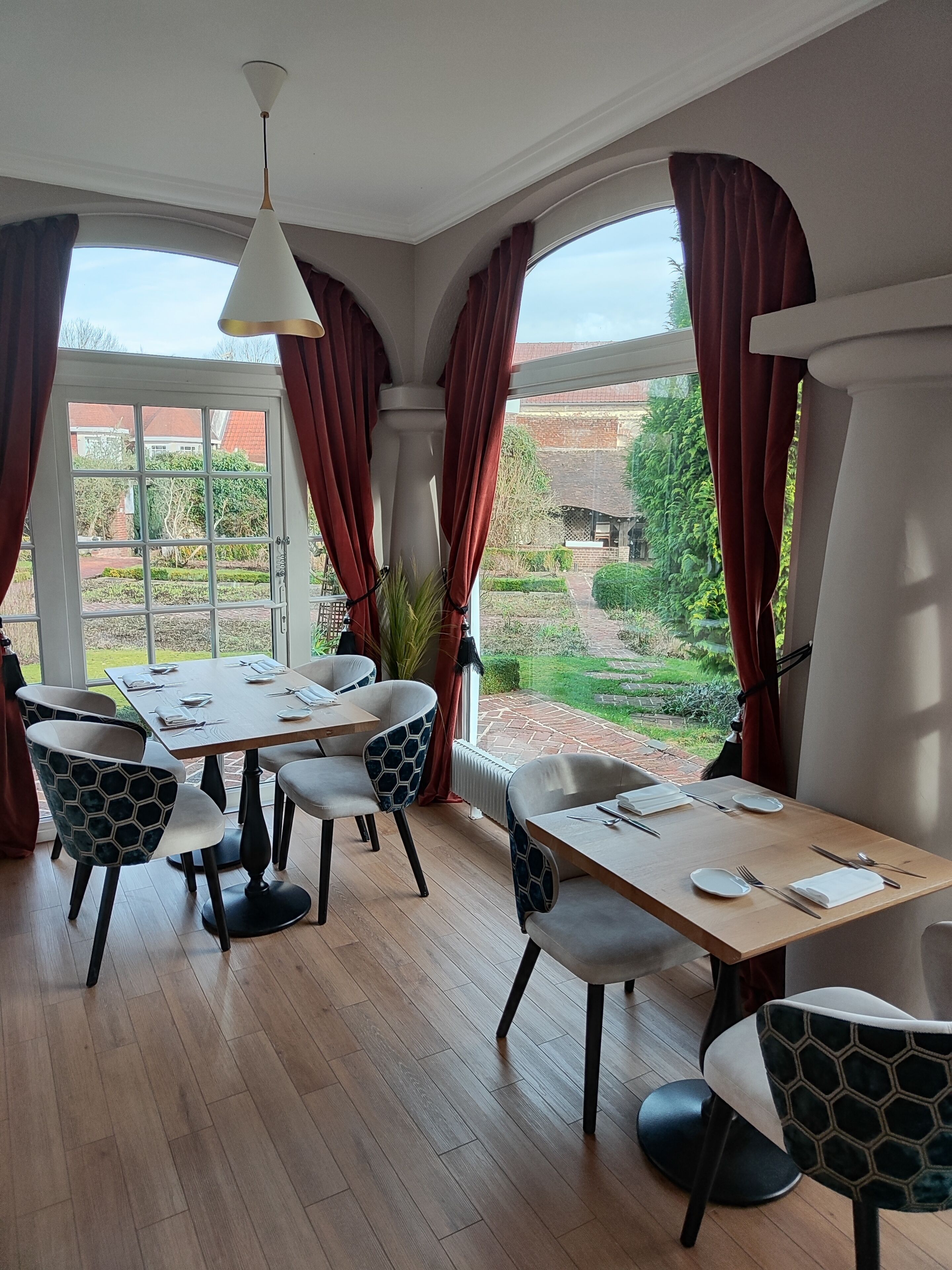 lunch, dinner served; french cuisine, garden views