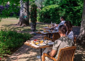 Daily continental breakfast (EUR 18 per person) - Auberge des Templiers (Boismorand)